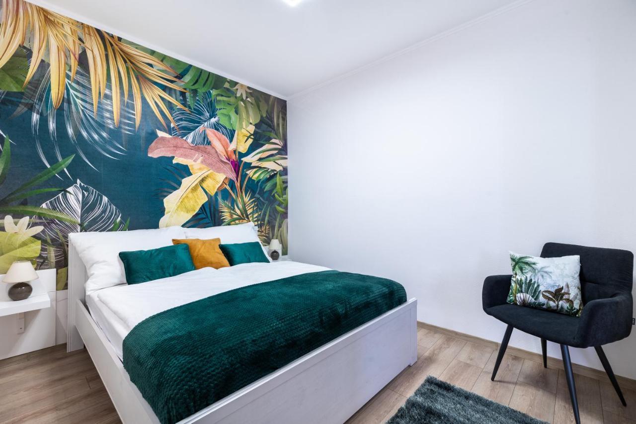 Simply The Location Apartment *